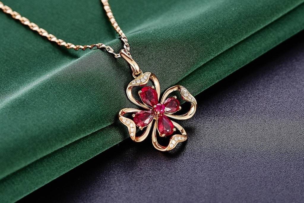 Comment assortir un pendentif à une chaîne pour un effet harmonieux ?